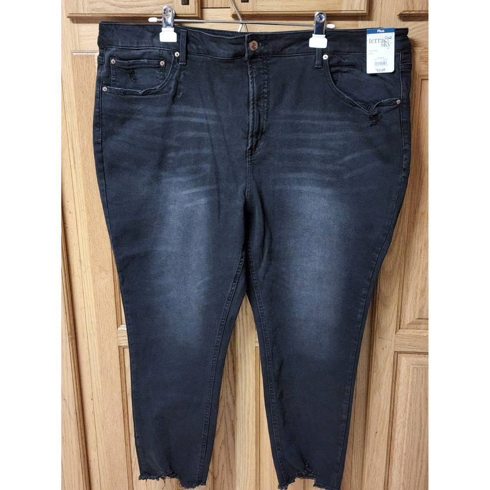 Terra & Sky Women's Plus Size Black Distressed High Rise Crop Jeans.